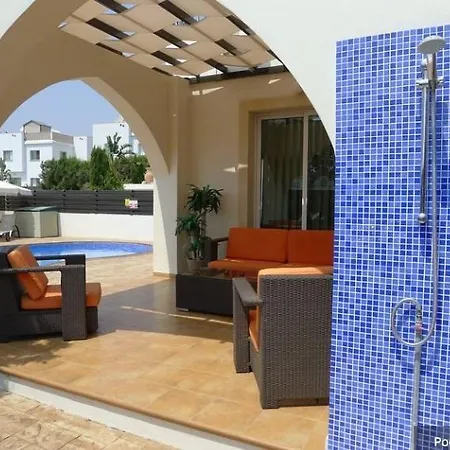 Vilă Oresti With A Pool