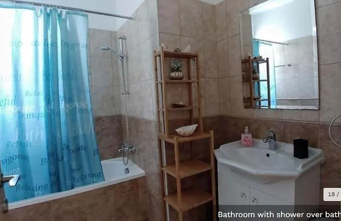 Vilă Oresti With A Pool