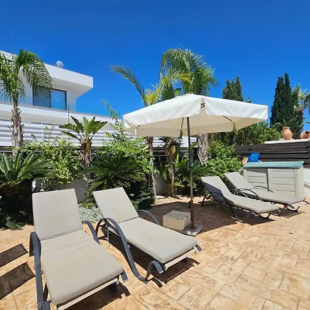 Villa Oresti With A Pool Paralimni